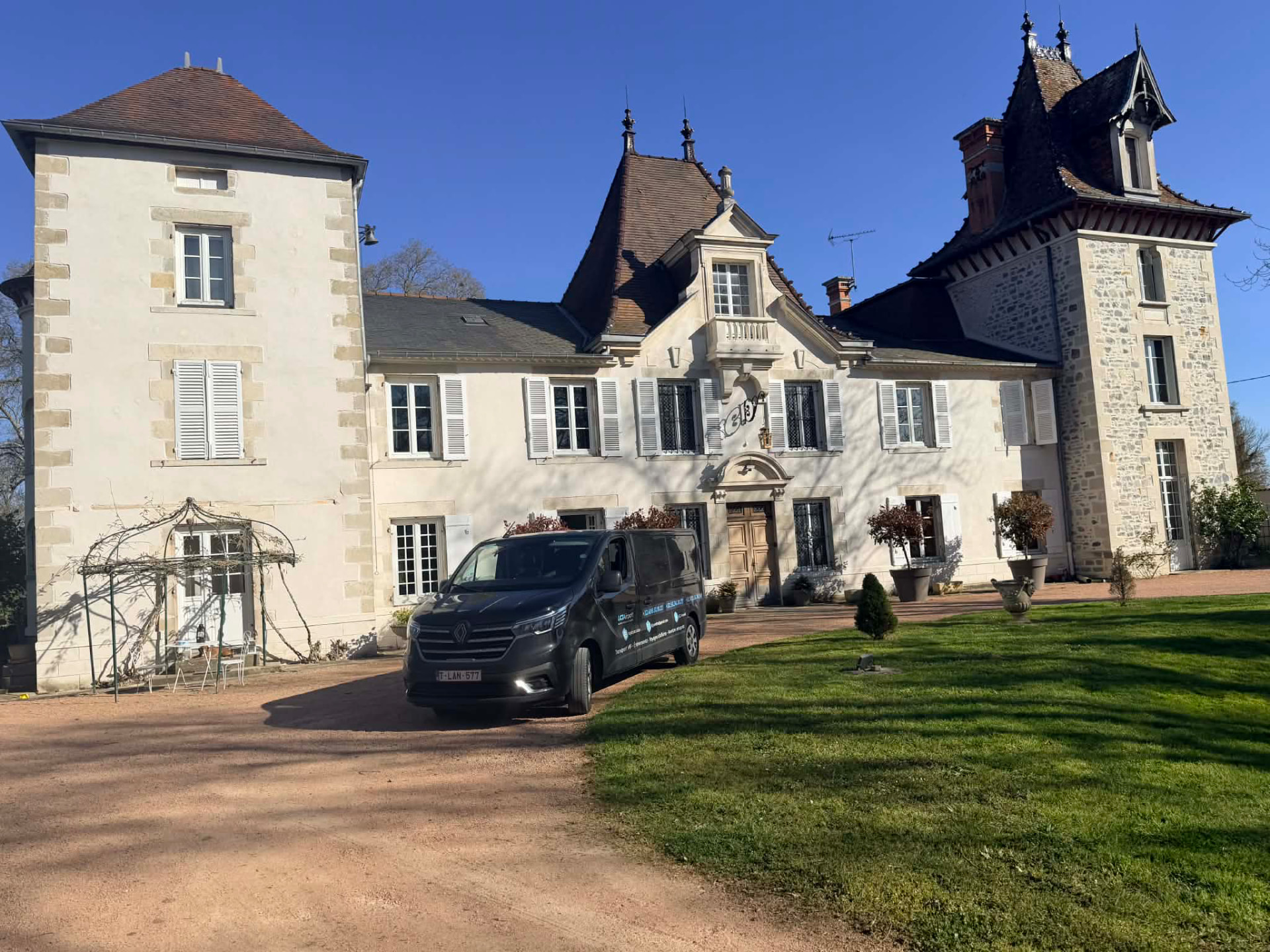 Van LCJ Airport devant le Domaine de Ronceval