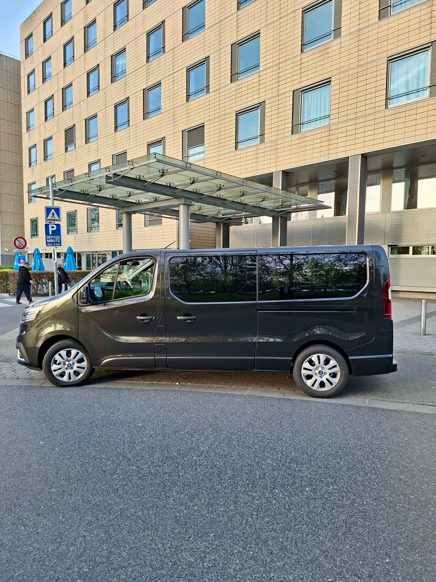 Van LCJ Airport devant un établissement hospitalier
